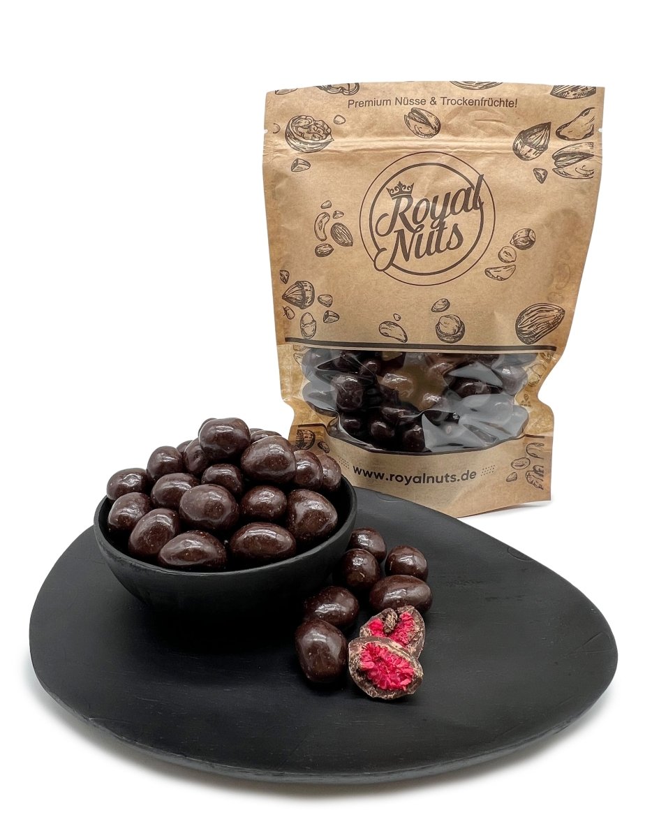 Gefriergetrocknete Himbeeren mit Zartbitterschokolade - Royalnuts Genuss GmbH